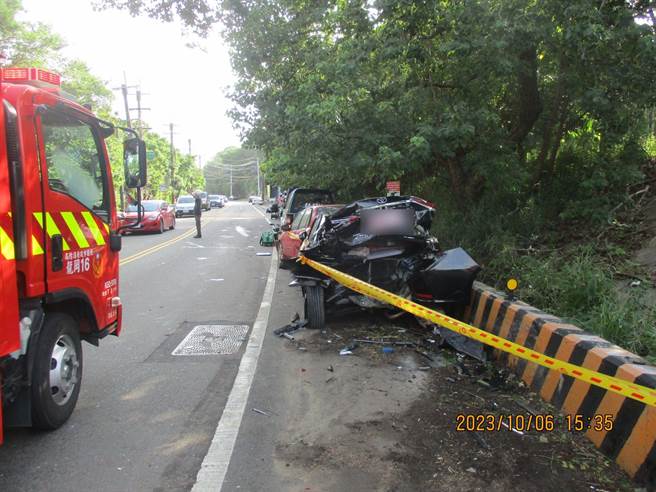 桃园市平镇区龙南、新生路口6日下午发生一起死亡车祸，总共6车1机车遭到波及。（翻摄照片／蔡明亘桃园传真）