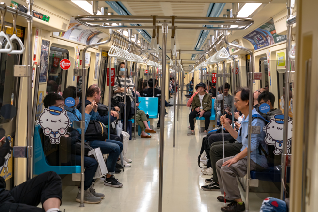 台湾捷运一向设有博爱座，乘客「是否让座」于近年更成为社会一大争议话题。（示意图 / shutterstock）