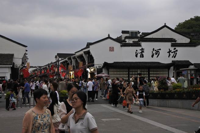 大陆今年中秋十一共8天连假昨结束，文化及旅游部数据中心测算，国内旅游出游人数8.26亿人次，较新冠疫情前2019年增长4.1％。图为长假期间的大陆浙江杭州清河坊歷史文化街区。（朱绍圣摄）