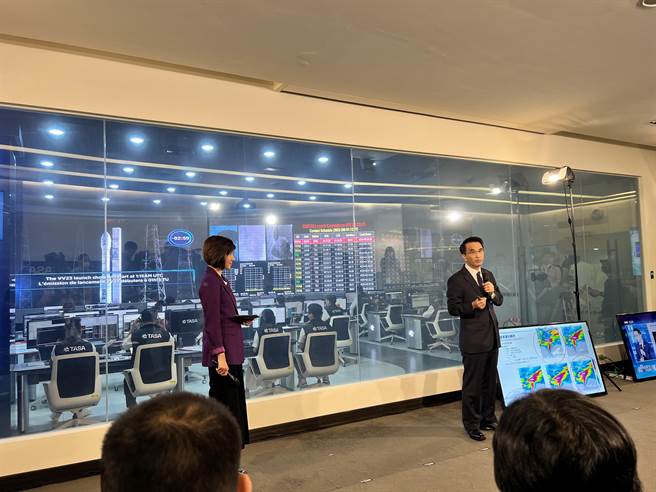 太空中心7日上午舉辦獵風者衛星發射觀禮活動，由太空中心主任吳宗信（右）介紹獵風者衛星。（王惠慧攝）