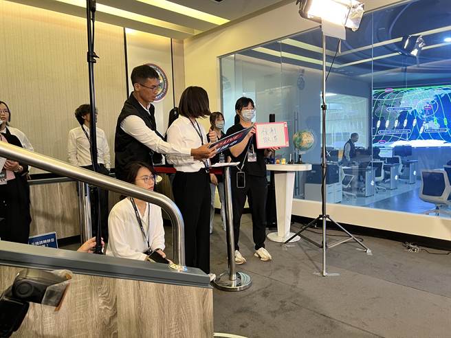 就在倒數十幾秒時，螢幕上亮起紅燈，原本還在等待進一步消息，現場傳來「發射取消」的訊息。（王惠慧攝）