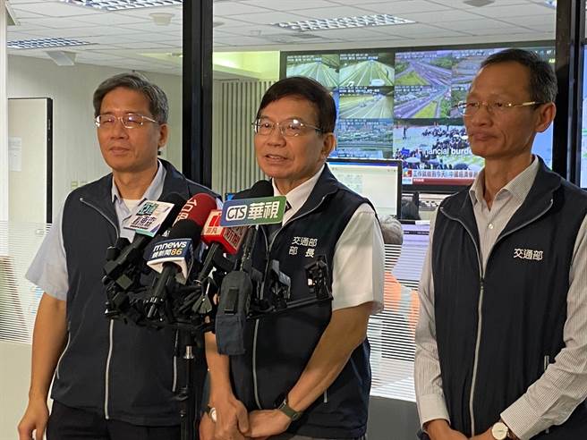 交通部長王國材（中）10月7日視察高公局行控中心。（陳祐誠攝）