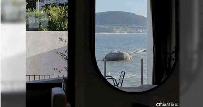 民宿位于山东青岛崂山，一推开门就是大海，可以直接躺在房间看日出、看星空。（图／翻摄自新浪新闻）