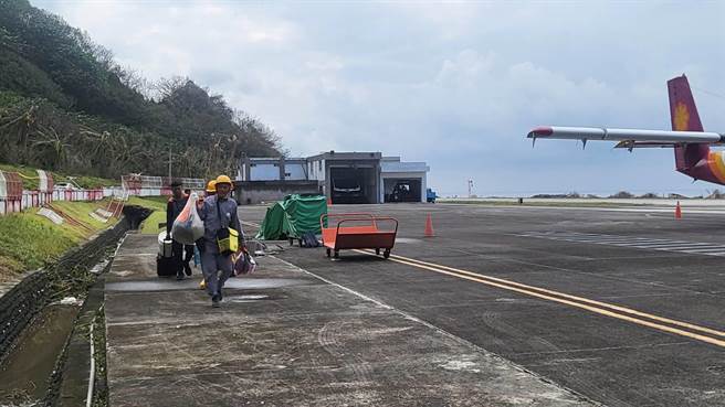 台電台東區處今上午10點由空勤總隊協助載運第3波8名搶修人員飛抵蘭嶼。（台電提供／蕭嘉蕙台東傳真）