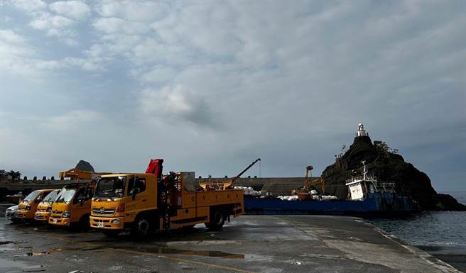 貨輪載運昇空車、吊臂車、山貓及相關器材抵達蘭嶼，配合投入大型機具抵達現場。（台電提供／蕭嘉蕙台東傳真）