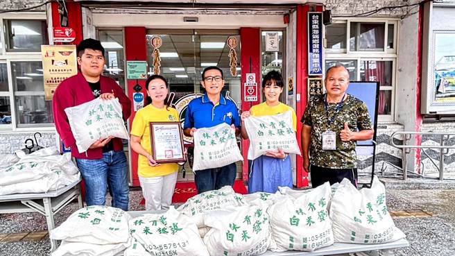 「東海龍門天聖宮」得知台東各地災區物資需求，由宮主陳柔嫻（左二）率志工團隊親送。（東海龍門天聖宮提供／蕭嘉蕙台東傳真）