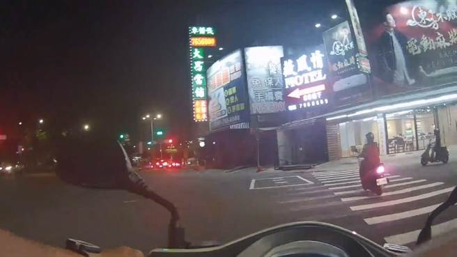 凤山区林女6日违规骑车行驶斑马线遭警方拦查，发现其浑身酒气，酒测值高达每公升0.52毫克，涉及公共危险罪。（警方提供／任义宇高雄传真）