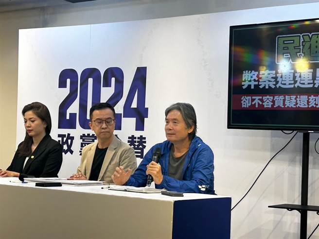 国民党总统候选人侯友宜竞办执行长金溥聪（右一）7日被问及蓝白合相关意见，在会中两次重申「对蓝白合持开放态度」。（陈薏云摄）