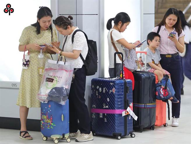 高铁台中站在中秋连假收假日出现爆量人潮，为避免事件重演，高铁在国庆连假实施多项改善措施。（本报资料照）