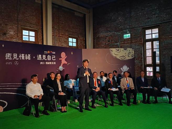 国际扶轮3522地区筹办「癒见情绪，遇见自己—2023 Stand By YOU 情绪教育展」，今（7）邀请卫福部政务次长王必胜（站立者）揭幕。（王家瑜摄）