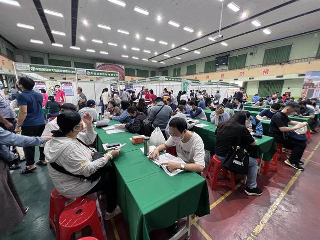 今年第3场「台南好生活、台南呷头路」大型就业博览会，今天在慈幼工商登场，吸引上千民眾到场找工作。（洪荣志摄）