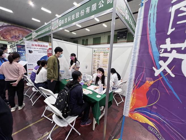 今年第3场「台南好生活、台南呷头路」大型就业博览会，今天在慈幼工商登场，吸引上千民眾到场找工作。（洪荣志摄）