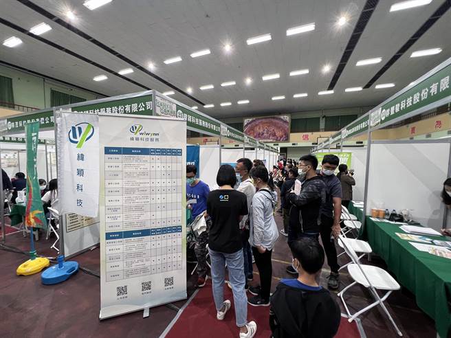 今年第3场「台南好生活、台南呷头路」大型就业博览会，今天在慈幼工商登场，吸引上千民眾到场找工作。（洪荣志摄）