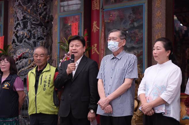 傅昆萁到新城乡协安宫参拜，现场说明花莲关切交通建设，一旁为县长徐榛蔚、新城乡长何礼臺与多位村长。（王志伟摄）