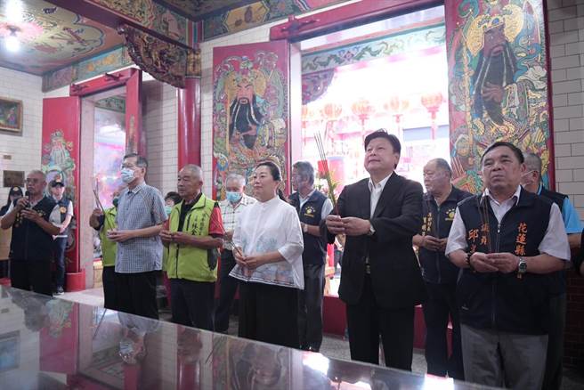 赖清德昨天才造访参拜，傅昆萁上午就和徐榛蔚等人前往参拜与乡亲见面。（王志伟摄）