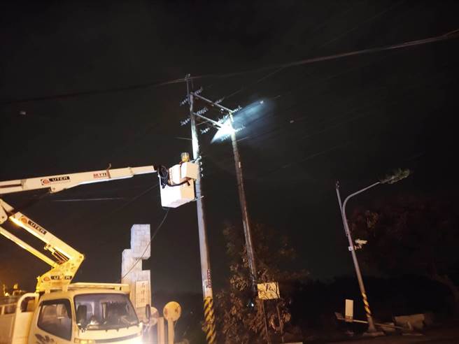 　台电人员漏夜以净水清扫绝缘设备，将沾黏在绝缘设备上的粉尘及盐尘冲刷乾净，降低上述漏电情形。（台电提供／吴建辉彰化传真）