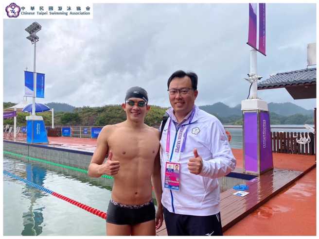 台湾长泳好手卓承齐(左)在杭州亚运男子马拉松赛中名列第五，9.5秒之差无缘夺牌。(取自中华民国游泳协会脸书／黄邱伦传真)