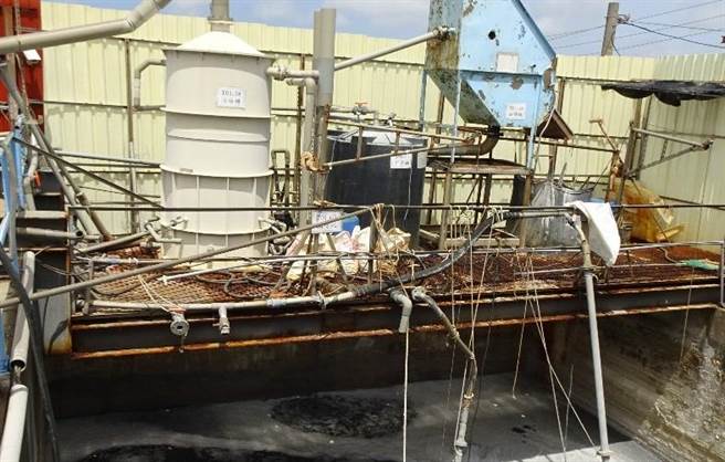 環境管理署南區環境管理中心於二仁溪流域巡查污染源，發現高雄市湖內區某皮革廠疑似排放高濃度廢水，近期夜間埋伏成功查獲該皮革廠排放嚴重超標的不合格廢水。（環境部提供／林良齊台北傳真）