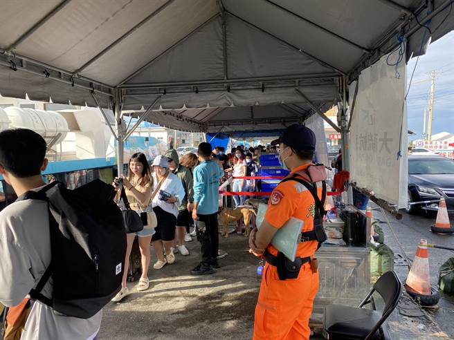 7日双十连假首日，往来屏东盐埔渔港及小琉球航班，一早就挤满等待登岛旅客。(民眾提供)