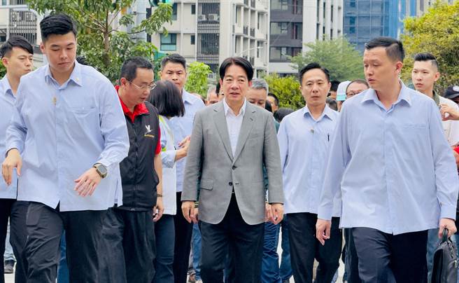 2023年10月7日新北市／副总统、民进党总统参选人赖清德（中）7日上午前往五股贺圣宫参加显应祖师文化祭，承诺未来若当选，将替全台湾生活艰困的人修理房子。（吕健豪摄）