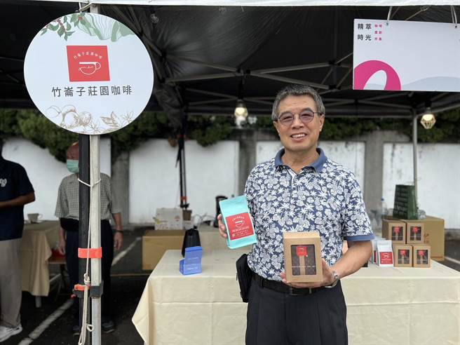 「北台湾精品咖啡评鑑」获新北市特选奖的邱建明，即起至22日于精萃时光咖啡农创市集摆摊贩售精品咖啡。（新北市农业局提供）