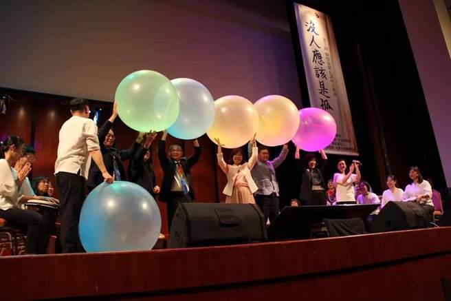 音樂會上半場尾聲與全體觀眾協力推動氣球，象徵彼此連結並不孤單。（張家銘提供）