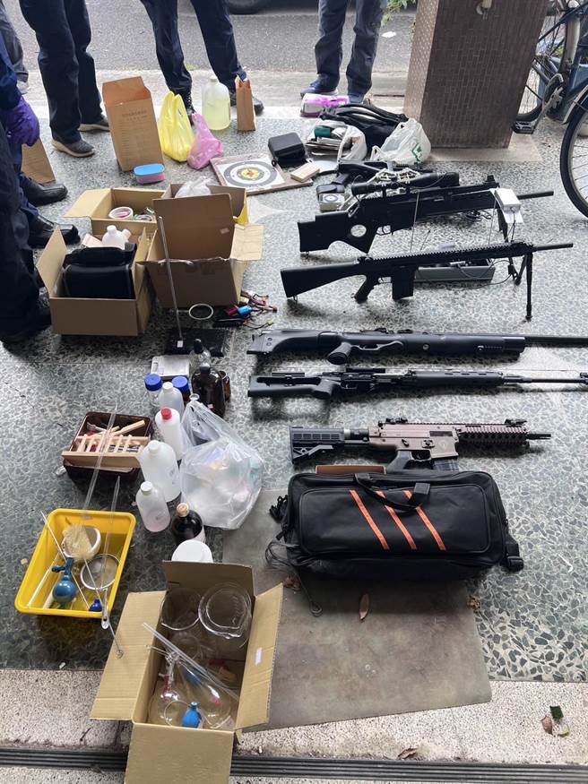 嘉義市警方在趙嫌住處查獲大批化學物品、槍械。（嘉義地檢署提供／廖素慧嘉市傳真）