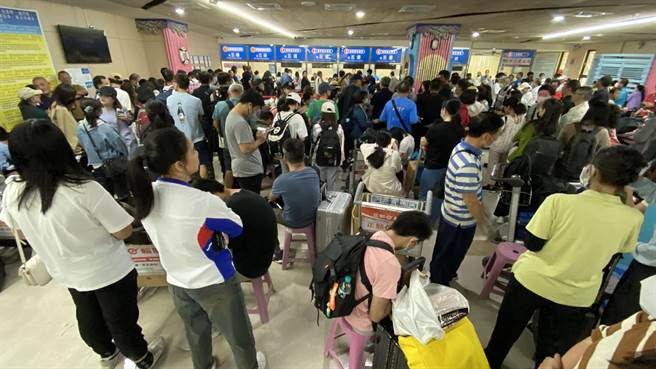 受小犬颱风影响，小三通停航2天后今（7）日復航，恰遇上双十连假首日，滞留旅客加上出游人潮挤近2000人挤爆水头码头。（于家麒摄）