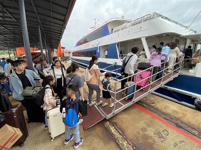 受小犬颱风影响，小三通停航2天后今（7）日復航，恰遇上双十连假首日，滞留旅客加上出游人潮挤近2000人挤爆水头码头。（于家麒摄）