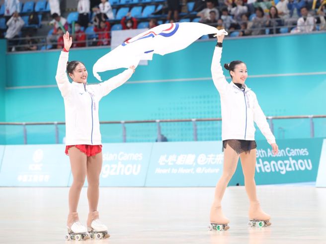 中华滑轮女将洪筱晴、张致如在女子单人花式拿下金牌与铜牌。（郑任南摄）