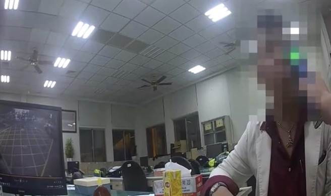 姚姓男子看到路口監視影像後，終於乖乖接受酒測。(民眾提供)