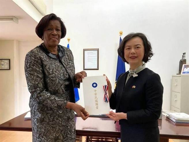 我驻圣文森及格瑞那丁大使范惠君（右）与圣文森及格瑞那丁总督朵根（左）。（摘自驻圣文森及格瑞那丁大使馆）