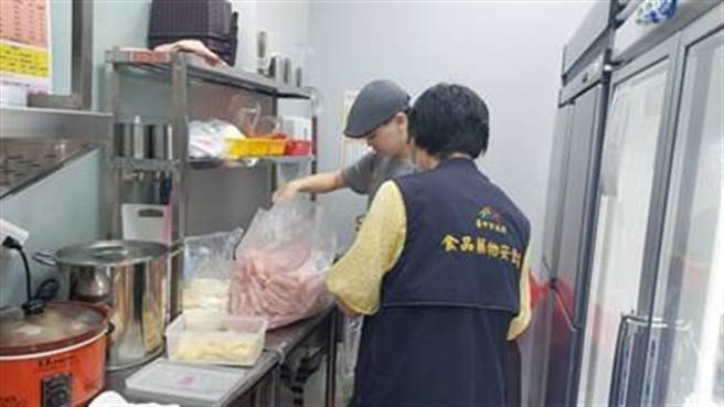 台中市卫生局持续稽查美猪标示不实情况，目前已公布81家下游餐饮业者名单。(台中市府提供)