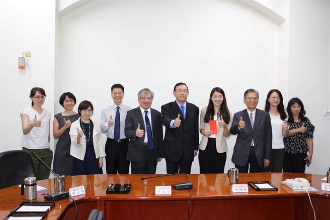 检察总长邢泰钊6日亲赴苗栗地检署嘉勉苗检查获国内首宗总统选举赌盘案。（苗栗地检署提供／谢明俊苗栗传真）