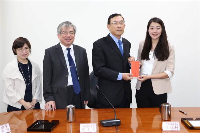 检察总长邢泰钊6日亲赴苗栗地检署发加班费嘉勉苗检查获国内首宗总统选举赌盘案。（苗栗地检署提供／谢明俊苗栗传真）