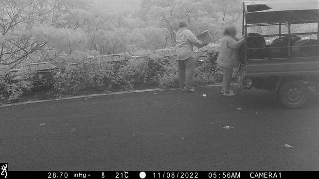 林业署屏东分署透过摄影机，日前成功拍下在屏东山区滥倒垃圾民眾。(林业署提供)