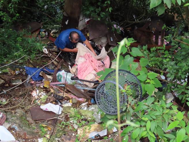 林业署屏东分署透过摄影机，日前成功拍下在屏东山区滥倒垃圾民眾，并要求民眾自行清理。(林业署提供)