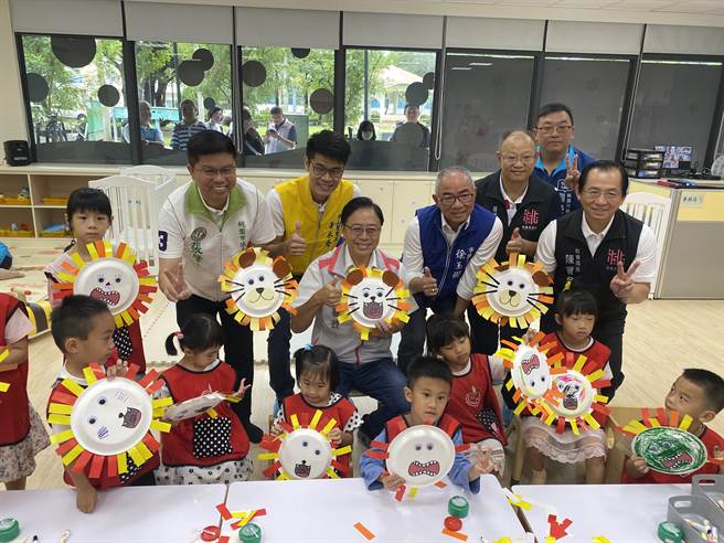 桃园市公设民营龙潭中山社区公共托育家园7日开幕，桃园市长张善政到场与孩童同乐。（蔡明亘摄）