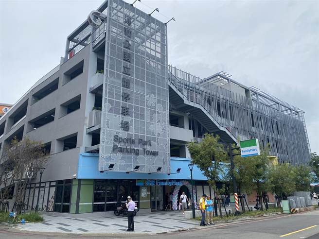 桃园市公设民营龙潭中山社区公共托育家园7日开幕，设置于龙潭运动公园立体停车场1楼。（蔡明亘摄）