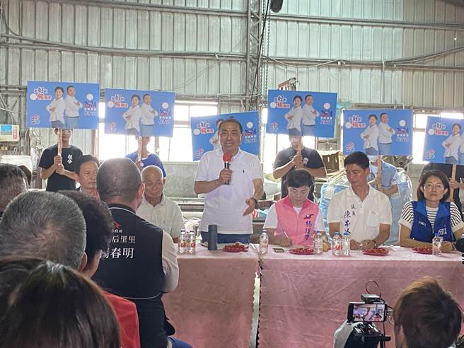 国民党总统参选人侯友宜，7日在立委杨琼璎等人陪同下到后里与农民座谈。（冯惠宜摄）