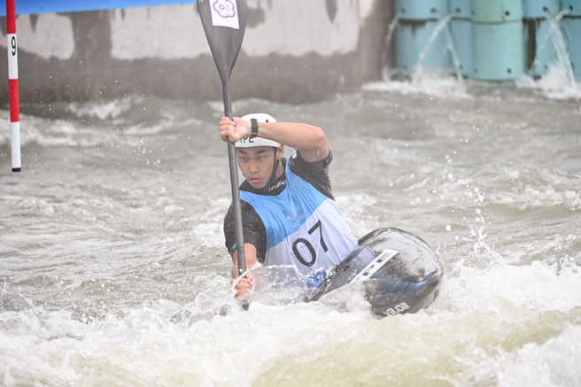 男子轻艇标竿好手吴少璇，完美通过23道关卡，获得铜牌。(中华奥会提供／黄邱伦传真)