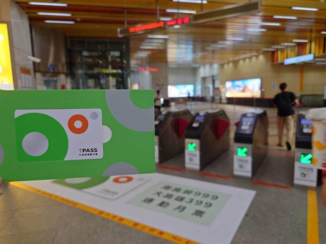 交通局推通勤月票国庆限时优惠，买任一MeNGo月票即赠铃鹿赛道乐园搭乘券，透露还会有更多优惠活动可以期待。（任义宇摄）