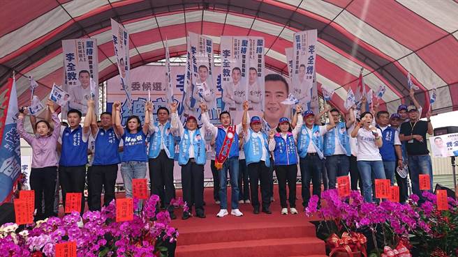 参选台南市第4选区立委的国民党籍李全教（左七），7日在新市区成立竞选总部，不仅多名国民党与无党籍阵营台南市议员站台，前立法院长王金平（左六）也出席为他背书。（程炳璋摄）