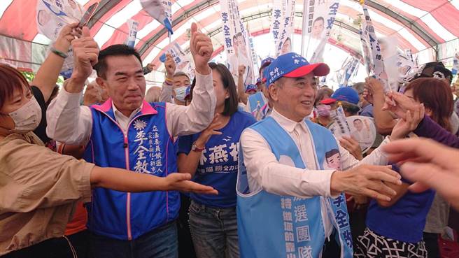参选台南市第4选区立委的国民党籍李全教（左二），7日在新市区成立竞选总部，前立法院长王金平（右一）出席与他一起大进场。（程炳璋摄）