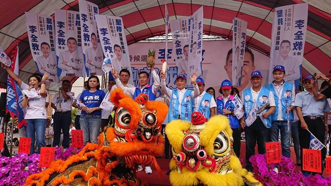 参选台南市第4选区立委的国民党籍李全教（前排左），7日在新市区成立竞选总部，角逐台南市立委选战，前立法院长王金平（前排右）登台高举白萝卜祝福好采头。（程炳璋摄）