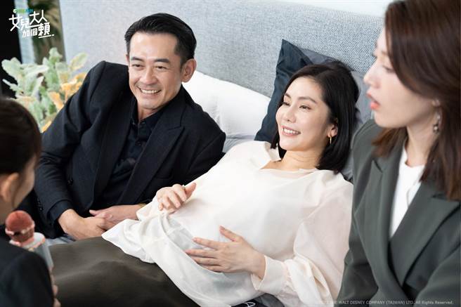 王宇婕剧中怀孕，柯叔元乐歪。（卫视原创提供）