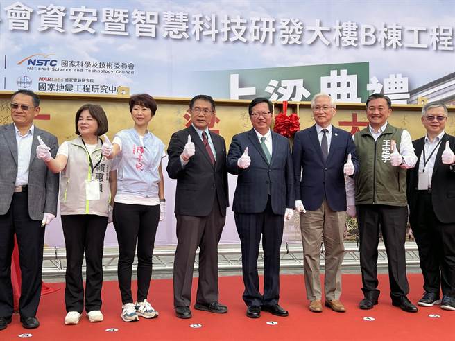 国科会在台南市归仁区沙崙智慧绿能科学城打造的「资安暨智慧科技研发大楼」，今天下午举行B栋上梁典礼，预定明年底完工。（洪荣志摄）