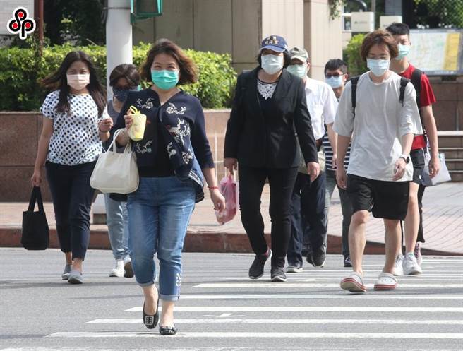 我國近年年總工時不斷下降，但去年（2022年）受僱員工年總工時卻反而較前年（2021年）增加7.2小時、達2007.6小時，較韓國及日本的1904小時及1626小時明顯較高。（報系資料照）