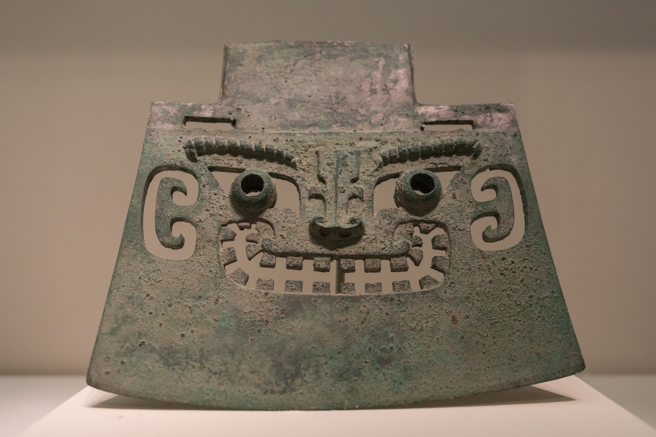 江西新幹縣大洋洲遺址出土商代兵器，上面竟還有形似闊嘴的長方形，看起來像是在大笑，真實用途卻非常恐怖。(示意圖/達志影像)