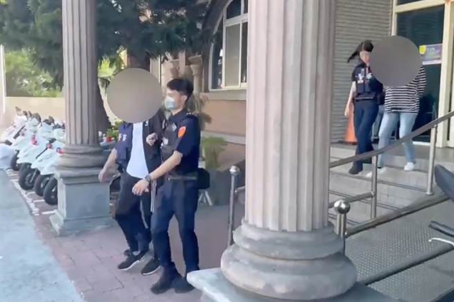 竹北警方以將計就計方式，逮獲詐團車手和把風者送辦。（竹北警分局提供／羅浚濱新竹傳真）